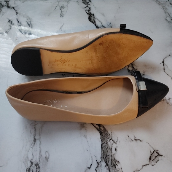 Lord & Taylor 424 FIFTH tan and black leather flats w/ silver bow detail, SZ 5.5 - Picture 3 of 9